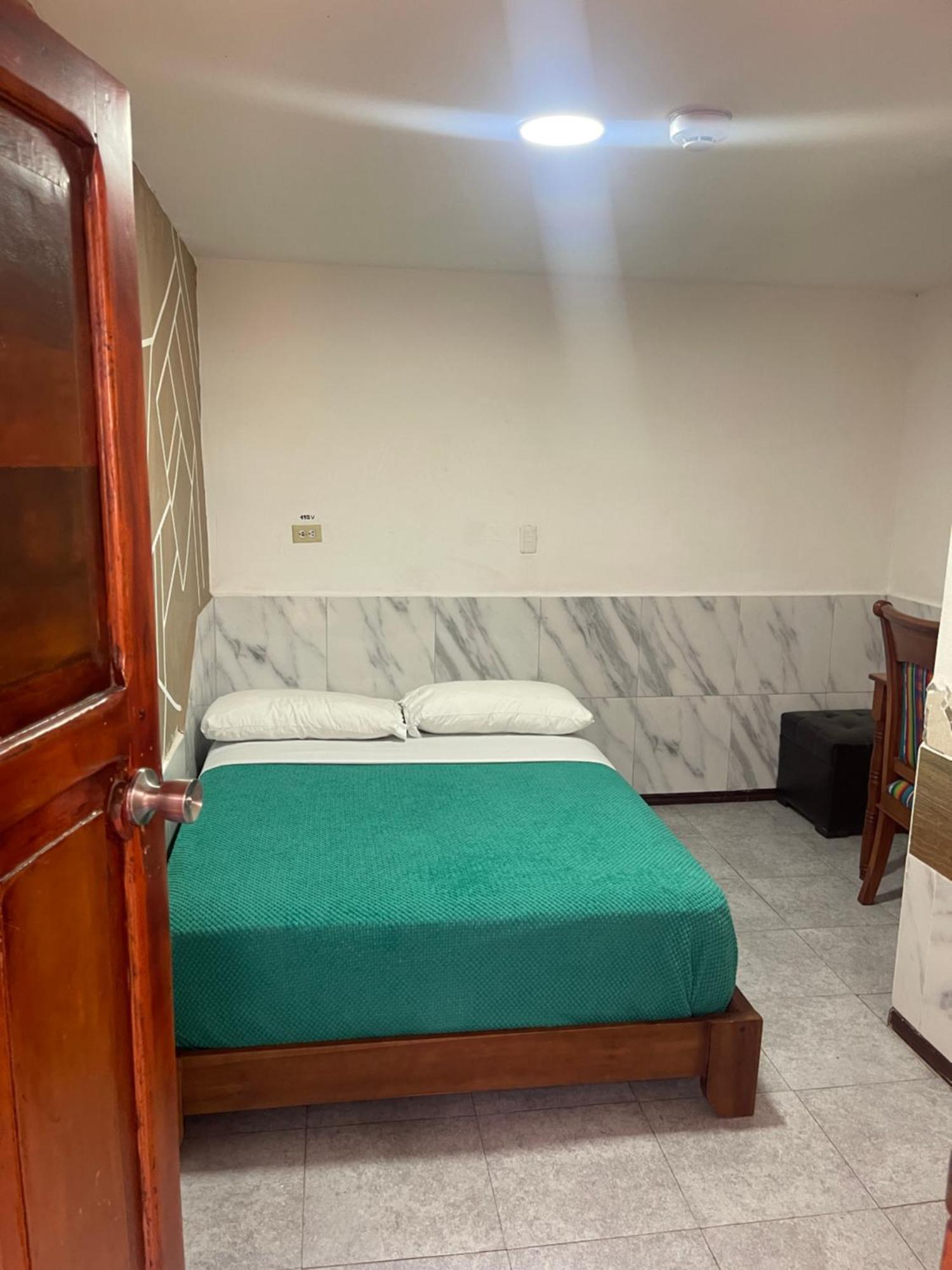 El Jardin Escondido Party Hostel 巴尼奥斯 外观 照片