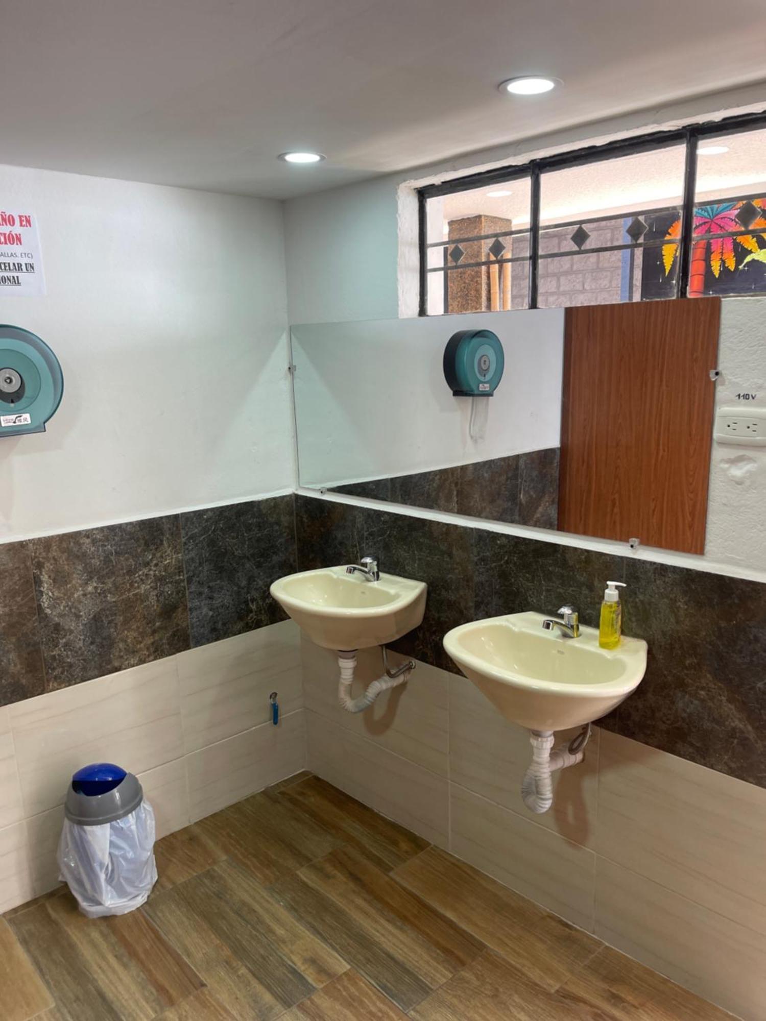 El Jardin Escondido Party Hostel 巴尼奥斯 外观 照片
