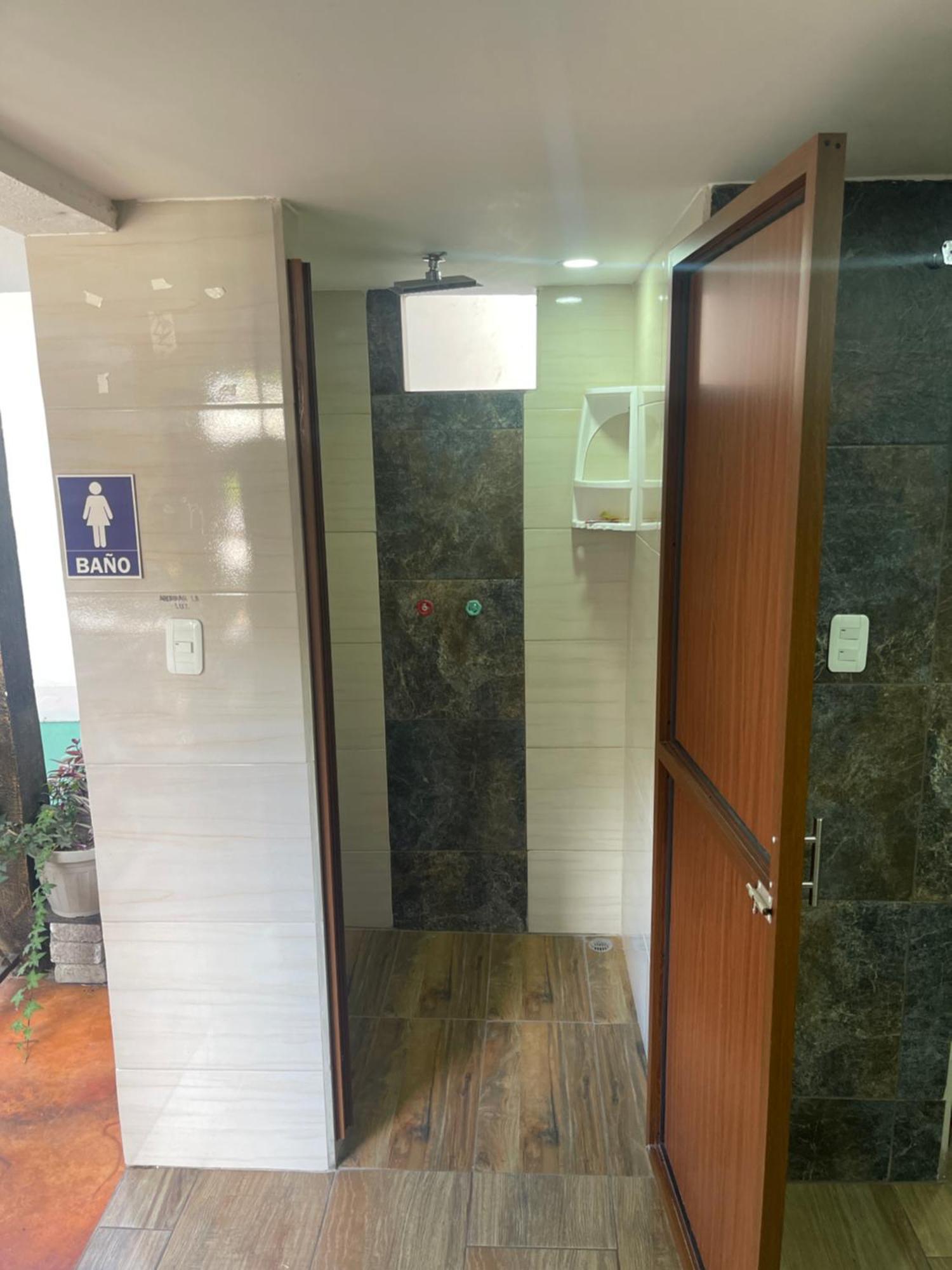 El Jardin Escondido Party Hostel 巴尼奥斯 外观 照片